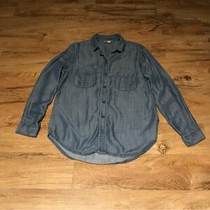 Banana Republic Factory denim shirt. NWOT. Size Medium.